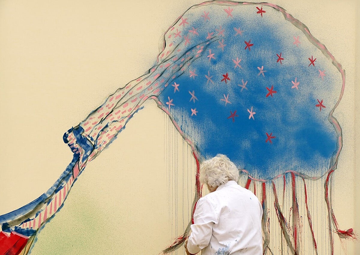 Imagen secundaria 1 - Durante cerca de cuatro horas, sobre un lienzo blanco de 3 metros de alto y 9 de largo y a unos 190 kilómetros de El Cairo, en el yacimiento arqueológico de Oxirrinco, en El-Bahnasa (Egipto), el pintor y escultor Cristóbal Gabarrón (Mula, Murcia, 1945) realizó en 2022 su sexta acción de arte en vivo del proyecto 'Ámbito', una reflexión multidisciplinar sobre los grandes asuntos que centran su obra.